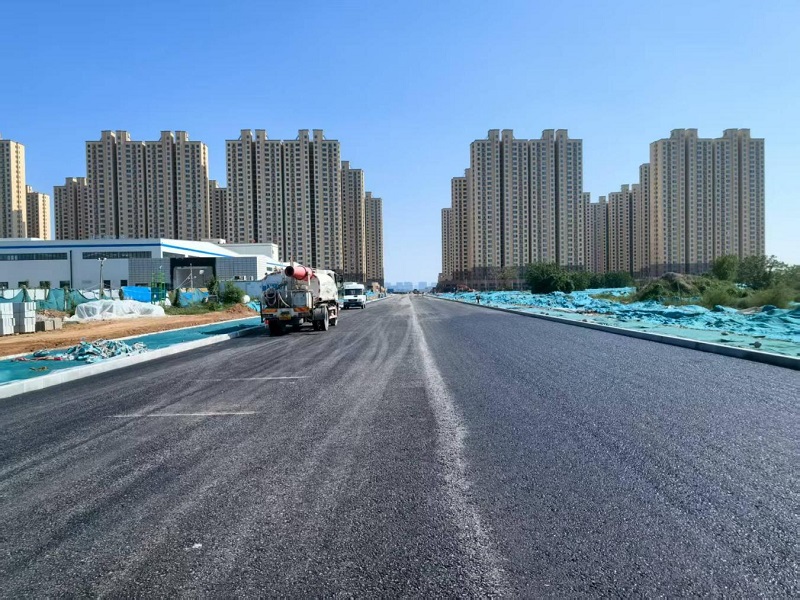 咸陽(yáng)市裝備制造產(chǎn)業(yè)園天惠路（興業(yè)西路—城市運(yùn)動(dòng)公園）瀝青下面層順利貫通